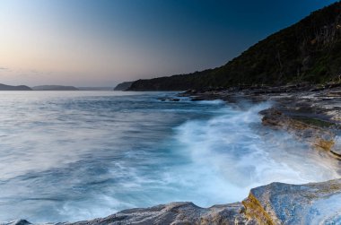 Pearl Beach, NSW, Avustralya 'da açık mavi deniz manzarası.