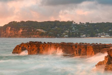 Sabahın erken saatlerinde bulutlu gün doğumu deniz manzarası. Kuzey Avoca Sahili, Merkez Sahili, NSW, Avustralya 'da güneşin doğuşunu izliyorum..