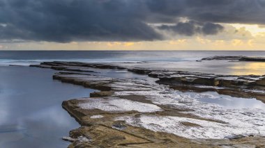 Central Coast, NSW, Avustralya 'daki Terrigal' da The Skillion 'dan güneşin doğuşunu yakalıyorum..