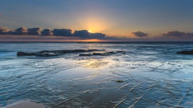 Central Coast, NSW, Avustralya 'daki Toowoon Körfezi Sahili' nden güneşin doğuşunu yakalıyoruz..