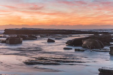 Central Coast, NSW, Avustralya 'daki Terrigal' da The Skillion 'dan güneşin doğuşunu yakalıyorum..