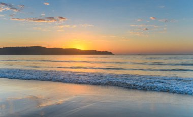 Umina Sahili, Merkez Sahili, NSW, Avustralya 'da güneşin doğuşunu izliyorum..