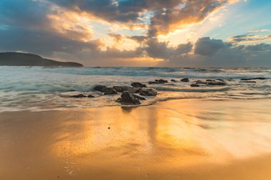 Killcare Beach, Central Coast, NSW, Avustralya plajında bulutlu bir sabah..