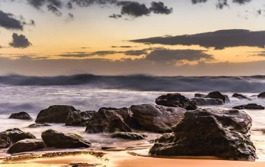 Kumsalda bulutlu bir deniz manzarası. Avustralya, NSW 'nin merkez kıyısındaki Killcare Plajı.