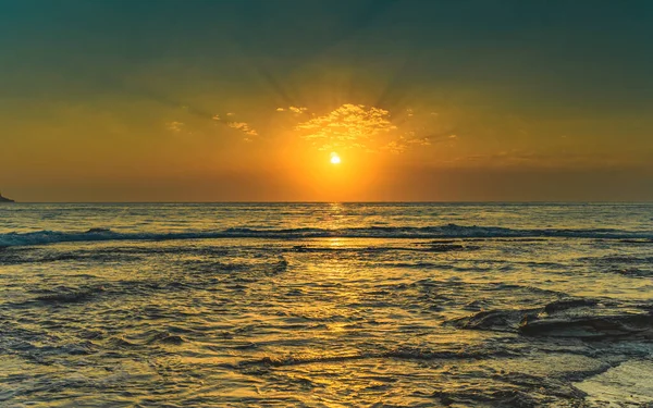 オーストラリア ニューサウスウェールズ州パールビーチで太陽が海を渡ってくるのを見る — ストック写真