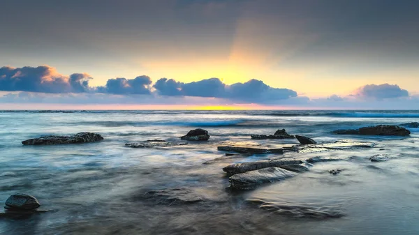 Paisaje Marino Amanecer Con Rayos Sol Toowoon Bay Beach Costa — Foto de Stock