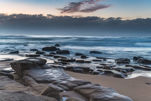 Rocas Descubiertas Playa Marea Baja Salida Del Sol Desde Macmasters — Foto de Stock