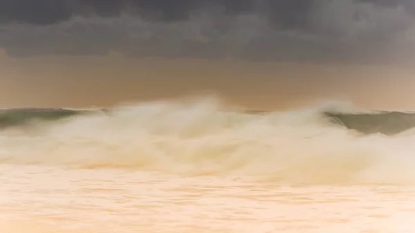 オーストラリア ニューサウスウェールズ州中央海岸のキルケアビーチで大きな波と早朝の海の風景 — ストック写真