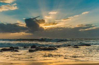 Killcare Beach, Central Coast, NSW, Avustralya 'da güneş ışınları büyük sörf yapıyor..