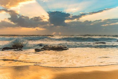 Killcare Beach, Central Coast, NSW, Avustralya 'daki bulutların arasından güneş ışınları geçiyor..