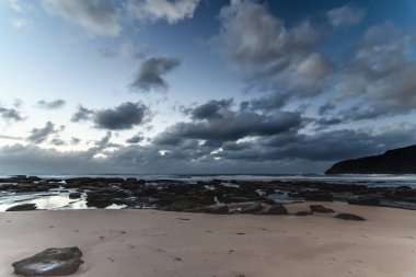 Bulutlu Gün Şafağı Sahili. Bateau Körfezi, Central Coast, NSW, Avustralya.