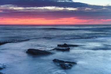 Dawn Seascape Orta Sahildeki Toowoon Körfezi 'nde çekildi, NSW, Avustralya.