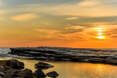 Rocky Sunrise Deniz Burnu. Terrigal, Central Coast, NSW, Avustralya 'daki Skillion..