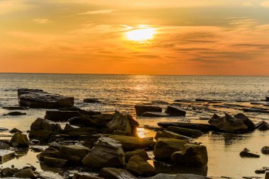 Rocky Sunrise Deniz Burnu. Terrigal, Central Coast, NSW, Avustralya 'daki Skillion..