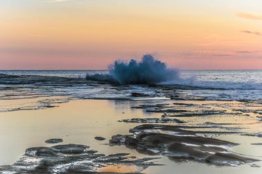 Rocky Sunrise Deniz Burnu. Terrigal, Central Coast, NSW, Avustralya 'daki Skillion..