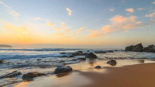 夜明けの風景オーストラリア ニューサウスウェールズ州中央海岸のキルケアビーチで — ストック写真