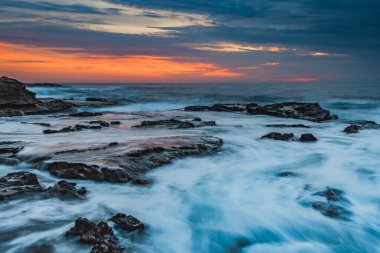 Sunrise Seascape ve Rocky Headland Norah Head 'de çekildi, New South Wales, Avustralya' da, Central Coast 'ta bir burun.