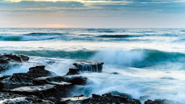 Sabahın erken saatlerinde Orta Sahildeki Toowoon Körfezi 'nde çekilmiş deniz manzarası..