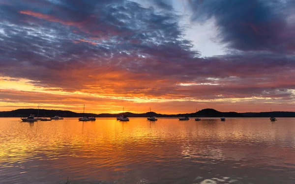 Sunrise Waterscape Dramático Com Nuvens Barcos Koolewong Foreshore Koolewong Costa — Fotografia de Stock