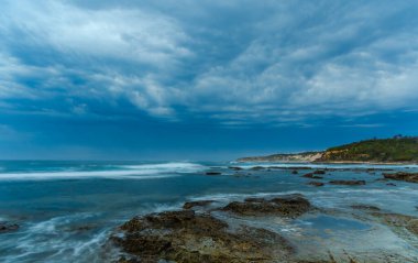 Norah Head 'de kayalık önplanlı Sunrise Seascape, New South Wales, Avustralya' da Central Coast 'ta bir burnu var.