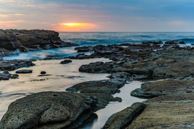 Norah Head 'de kayalık önplanlı Sunrise Seascape, New South Wales, Avustralya' da Central Coast 'ta bir burnu var.