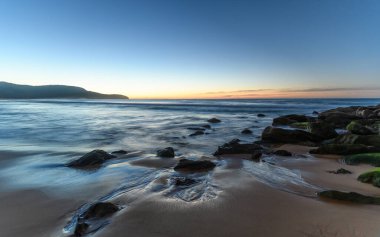 Killcare Beach, Central Coast, NSW, Avustralya 'da şafak vakti deniz manzarası