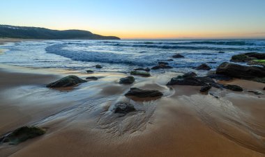 Killcare Beach, Central Coast, NSW, Avustralya 'da şafak vakti deniz manzarası