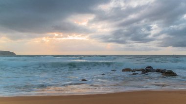 Killcare Beach, Central Coast, NSW, Avustralya 'da şafak vakti deniz manzarası