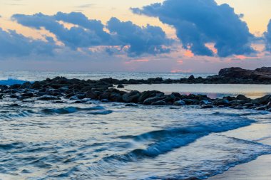 Seapool ile şafak vakti deniz manzarası. Avoca Sahili, Merkez Sahili, NSW, Avustralya