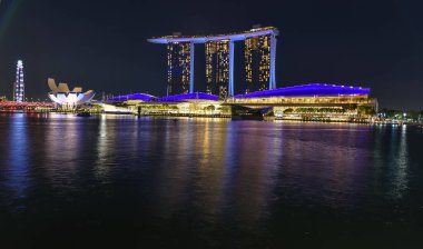Gece Singapur 'da. Marina Bay Sands ve Singapur 'daki Sanat Bilimleri Müzesi. 4 Temmuz 2017 'de Fullerton Bay Hotel rıhtımından çekilmiş.