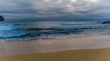 Bulutlu şafak deniz manzarası, MacMasters Sahili, Merkez Sahili, NSW, Avustralya, Bouddi Yarımadası..