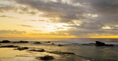 Blue Bay, Central Coast, NSW, Avustralya 'da kayalık deniz manzarası çekildi.