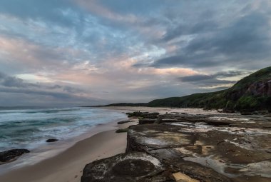 Birdie Beach 'ten High Cloud Pastels Daybreak Seascape, Central Coast' tan Munmorah, NSW, Avustralya.