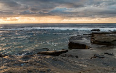 Blue Bay, Central Coast, NSW, Avustralya 'da kayalık gündoğumu deniz manzarası çekildi.