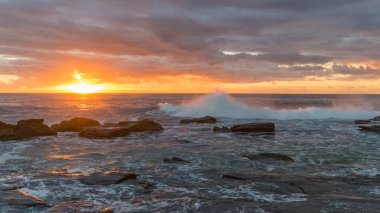 Blue Bay, Central Coast, NSW, Avustralya 'da kayalık gündoğumu deniz manzarası çekildi.