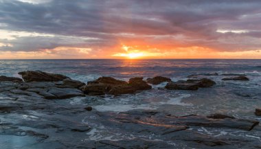 Blue Bay, Central Coast, NSW, Avustralya 'da kayalık gündoğumu deniz manzarası çekildi.