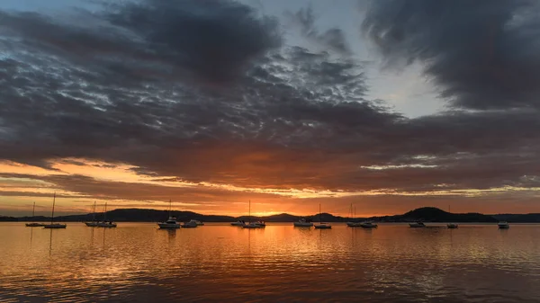 Dramatische Wasserlandschaft Bei Sonnenaufgang Mit Wolken Und Booten Koolewong Foreshore — Stockfoto