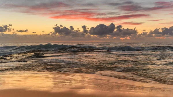 Sunrise Seascape Com Nuvens Spoon Bay Wamberal Costa Central Nsw — Fotografia de Stock