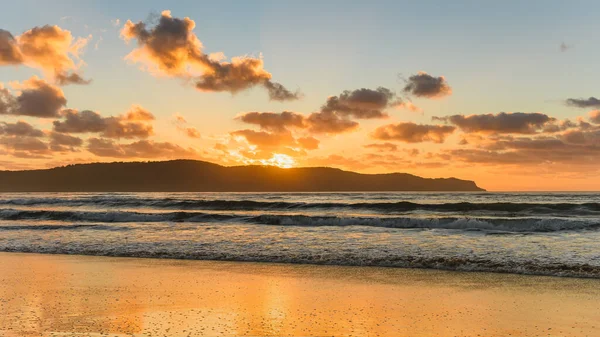 日の出の海オーストラリア ニューサウスウェールズ州中央海岸のUmina Beachで撮影 — ストック写真