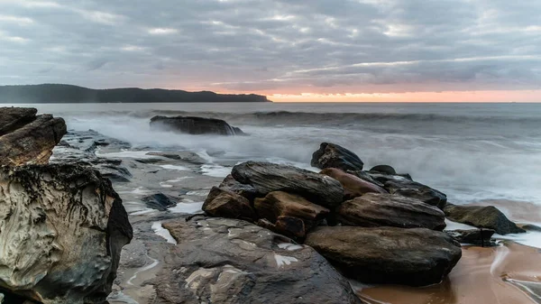 Grey Rocky Dawn Seacape Pearl Beach Costa Central Nsw Australia — Foto de Stock