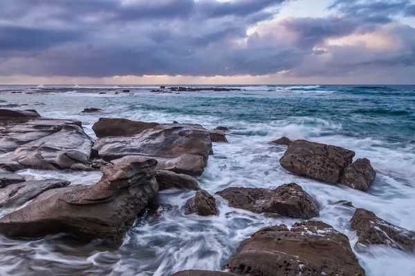 Rocky Daybreak Seascape Von Soldiers Beach Norah Head Der Central — Stockfoto