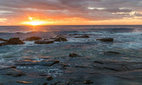 Skaliste Morze Wschodu Słońca Zrobione Blue Bay Central Coast Nsw — Zdjęcie stockowe