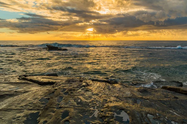 岩だらけの日の出の海オーストラリア ニューサウスウェールズ州中央海岸のブルーベイで撮影 — ストック写真