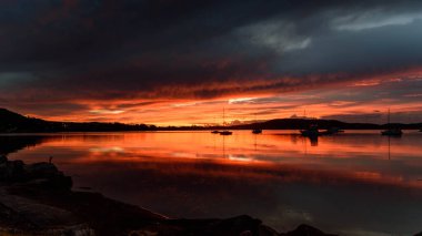 Körfezin üzerinde yansımalarla birlikte sansasyonel gündoğumu. Koolewong, Merkez Sahili, NSW, Avustralya