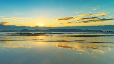 Gün doğumu deniz manzarası ve bulut yansımaları. Umina Point, Umina Beach, Central Coast, NSW, Avustralya 'da çekildi..