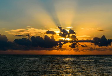 Krepuskula ışınları ile gündoğumu deniz manzarası. Avoca Sahili, Merkez Sahili, NSW, Avustralya