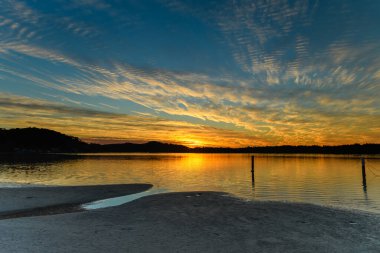 Gündoğumu su manzarası ve yansımaları Woy Woy, NSW, Avustralya 'da çekilmiştir..