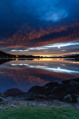 Tascott & Koolewong, Central Coast, NSW, Avustralya 'daki körfez üzerinde bulutlu şafak yansımaları
