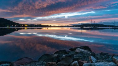 Tascott & Koolewong, Central Coast, NSW, Avustralya 'dan koyu renkli şafak yansımaları