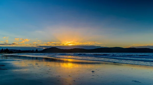 Soluppgång Havslandskap Och Crepuscular Strålar Umina Beach Central Coast Nsw — Stockfoto